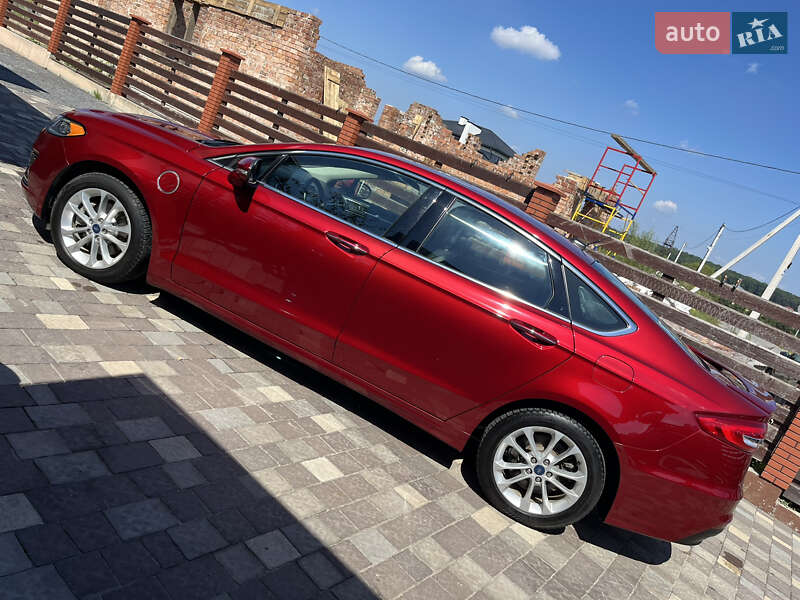 Седан Ford Fusion 2019 в Львові