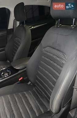 Седан Ford Fusion 2016 в 