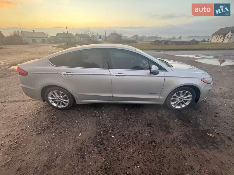 Седан Ford Fusion 2019 в Львове