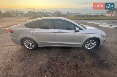 Седан Ford Fusion 2019 в 