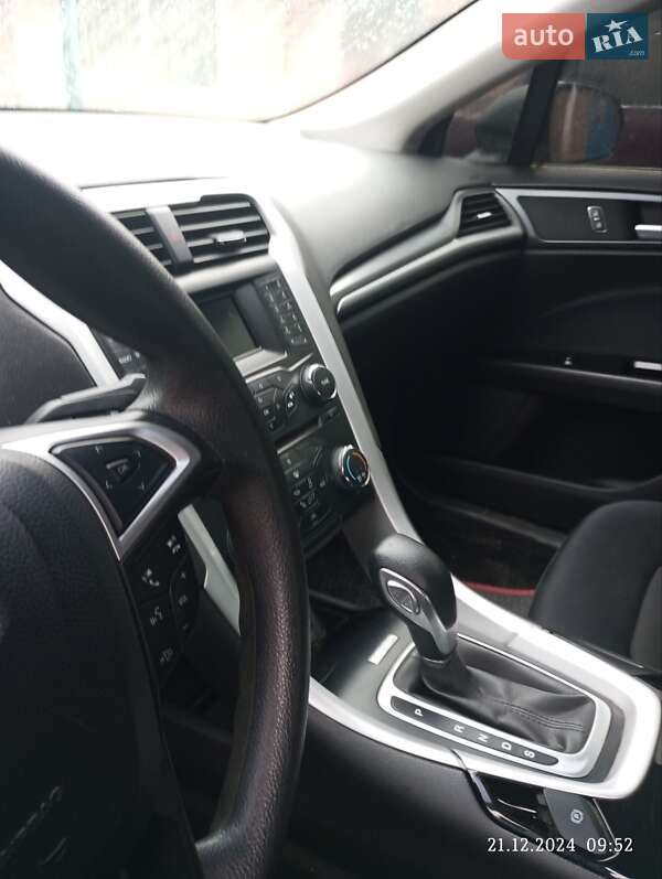 Седан Ford Fusion 2013 в Градизьку