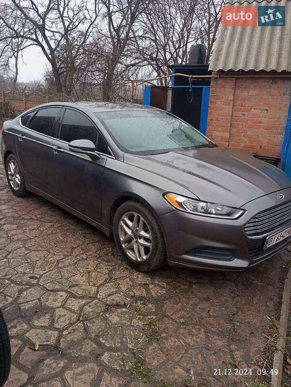Седан Ford Fusion 2013 в Градизьку