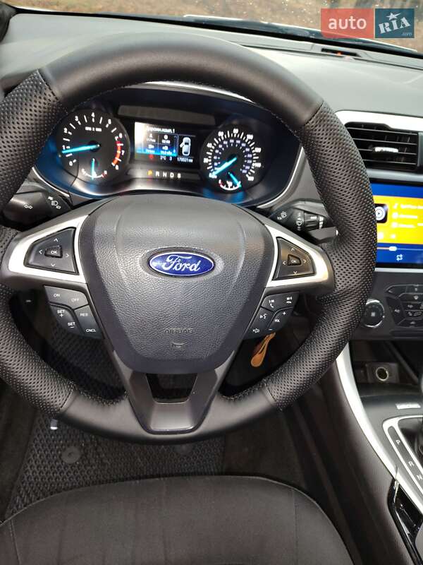 Седан Ford Fusion 2013 в Краснограді