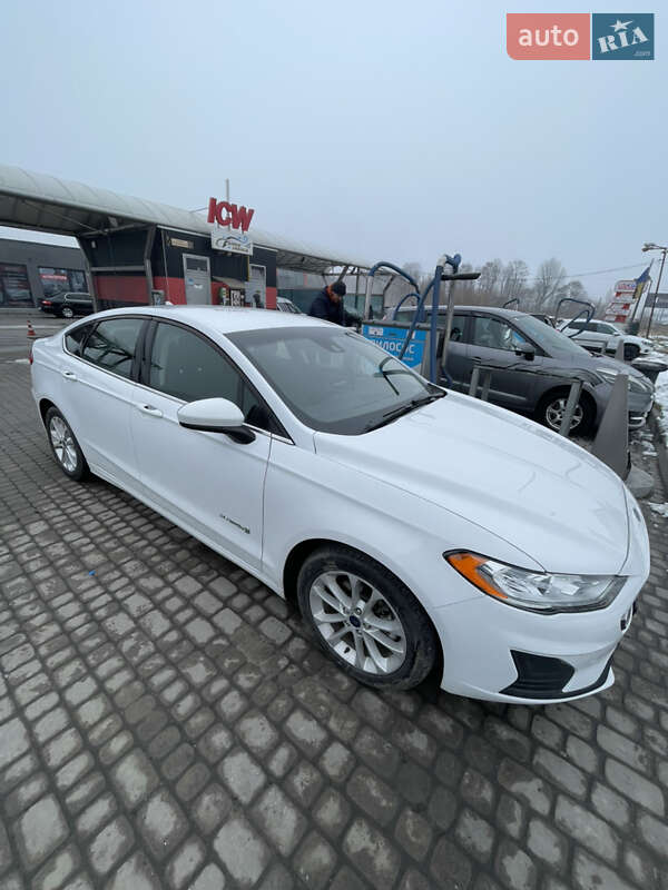 Седан Ford Fusion 2019 в 