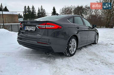 Седан Ford Fusion 2018 в 