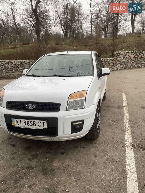 Хэтчбек Ford Fusion 2011 в 