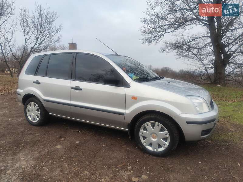 Хэтчбек Ford Fusion 2004 в Ромнах