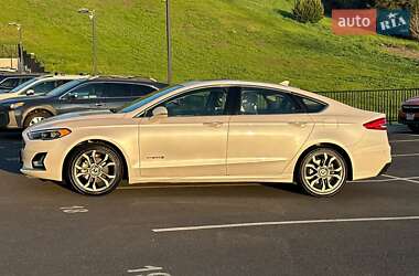 Седан Ford Fusion 2019 в 