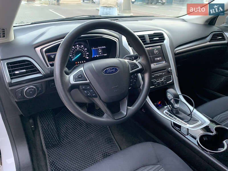 Седан Ford Fusion 2016 в 