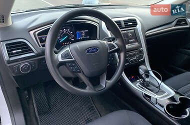 Седан Ford Fusion 2016 в 