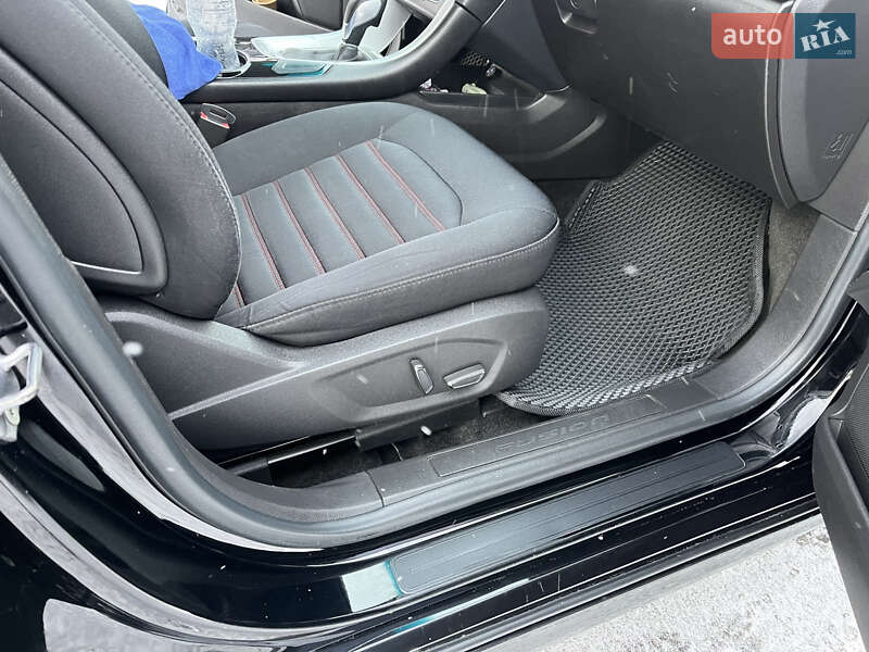 Седан Ford Fusion 2015 в Калуші