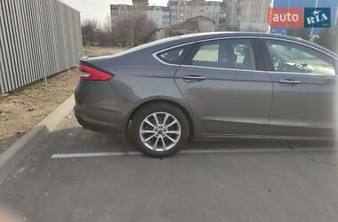 Седан Ford Fusion 2017 в 