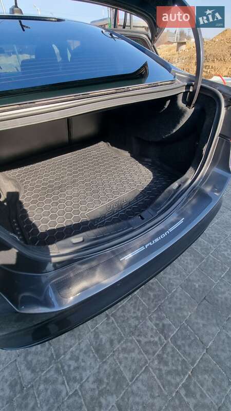 Седан Ford Fusion 2015 в Львові