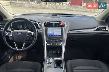 Седан Ford Fusion 2019 в 
