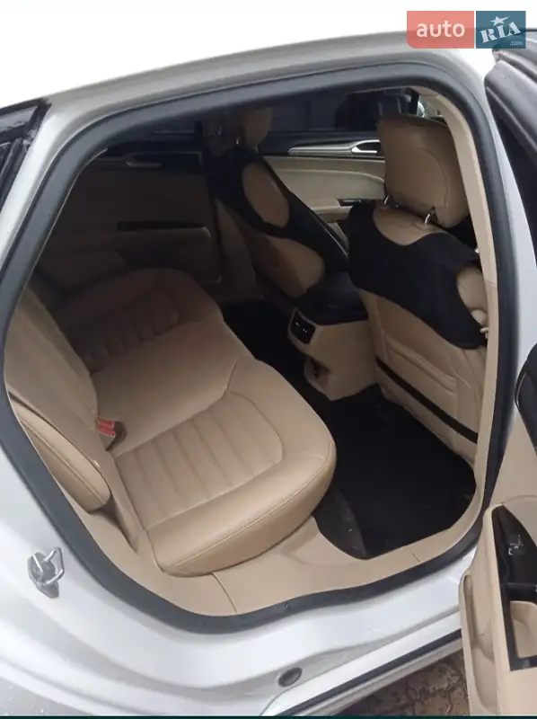 Седан Ford Fusion 2016 в 
