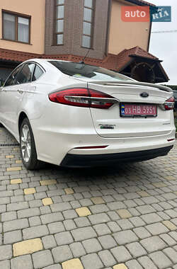 Седан Ford Fusion 2018 в 