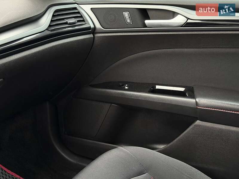 Седан Ford Fusion 2015 в Ровно