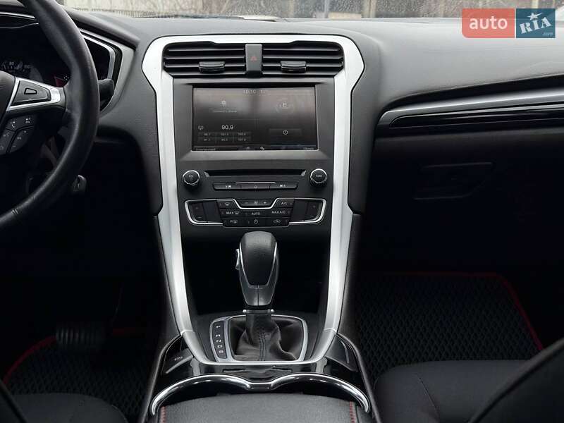 Седан Ford Fusion 2015 в Ровно