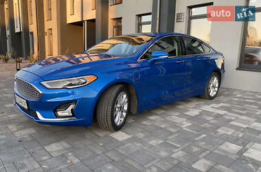 Седан Ford Fusion 2019 в 