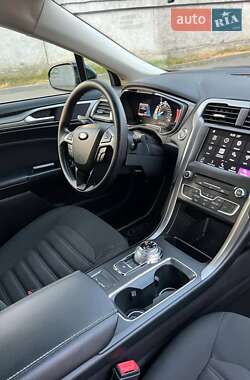 Седан Ford Fusion 2016 в 