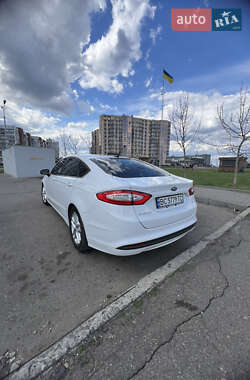 Седан Ford Fusion 2015 в 