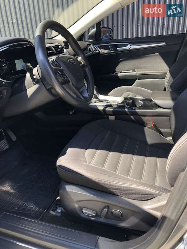 Седан Ford Fusion 2015 в Полонному
