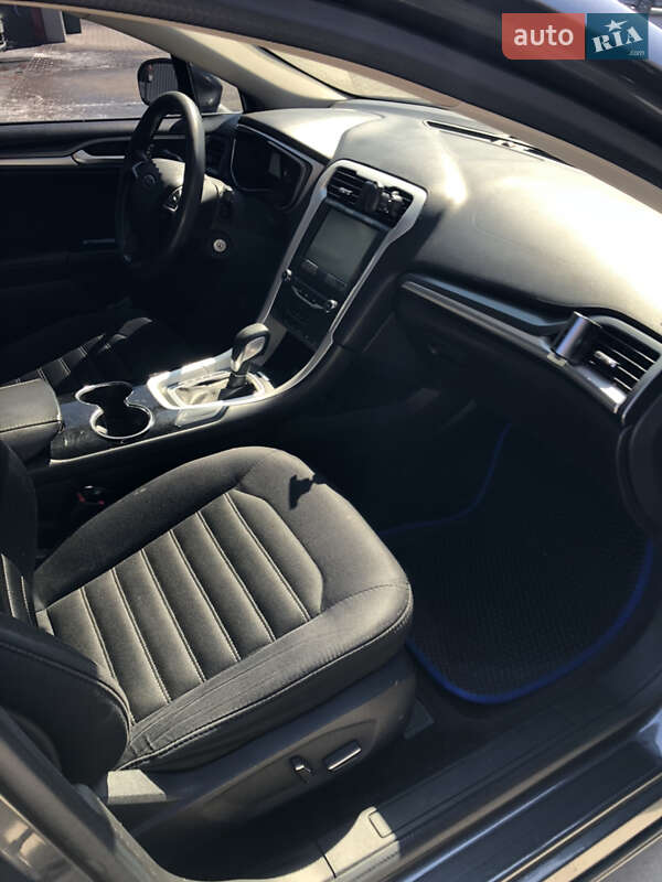 Седан Ford Fusion 2015 в Полонному