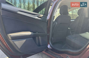 Седан Ford Fusion 2016 в 