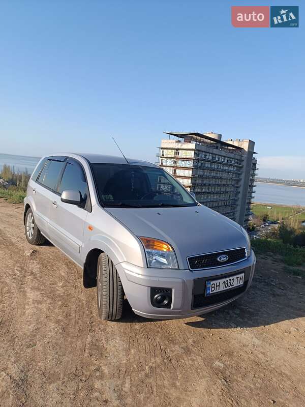 Хэтчбек Ford Fusion 2011 в 