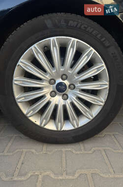 Седан Ford Fusion 2015 в 