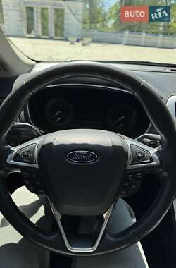 Седан Ford Fusion 2015 в 