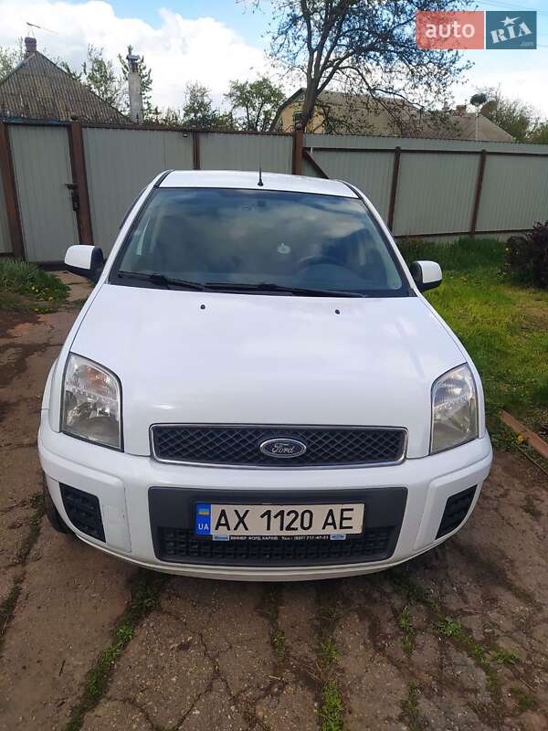 Хэтчбек Ford Fusion 2010 в 