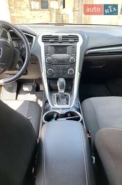 Седан Ford Fusion 2015 в 
