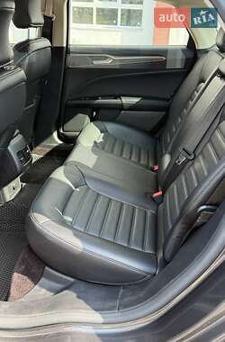Седан Ford Fusion 2016 в 