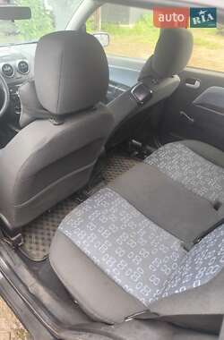 Хэтчбек Ford Fusion 2004 в 