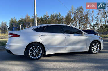 Седан Ford Fusion 2019 в 