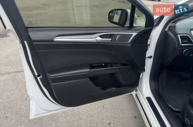 Седан Ford Fusion 2013 в 