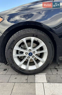 Седан Ford Fusion 2018 в 