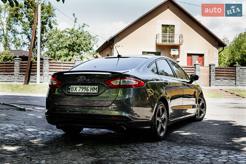Седан Ford Fusion 2016 в Остроге