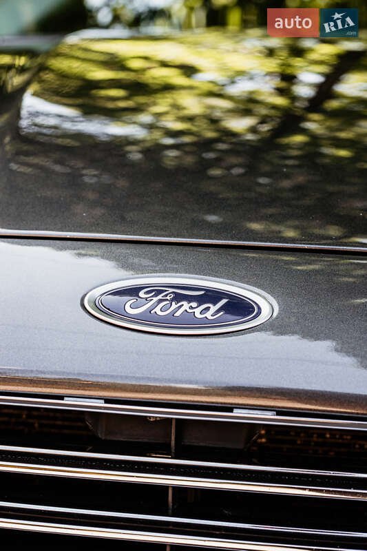 Седан Ford Fusion 2016 в Остроге