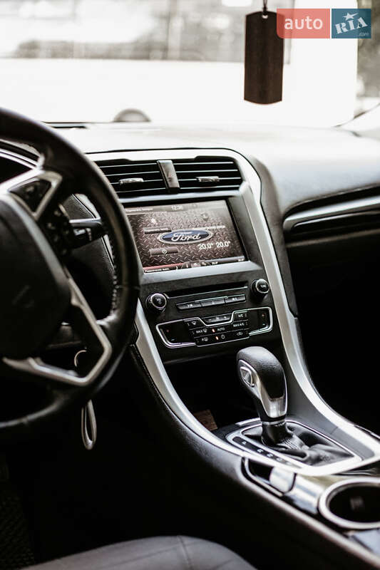 Седан Ford Fusion 2016 в Остроге