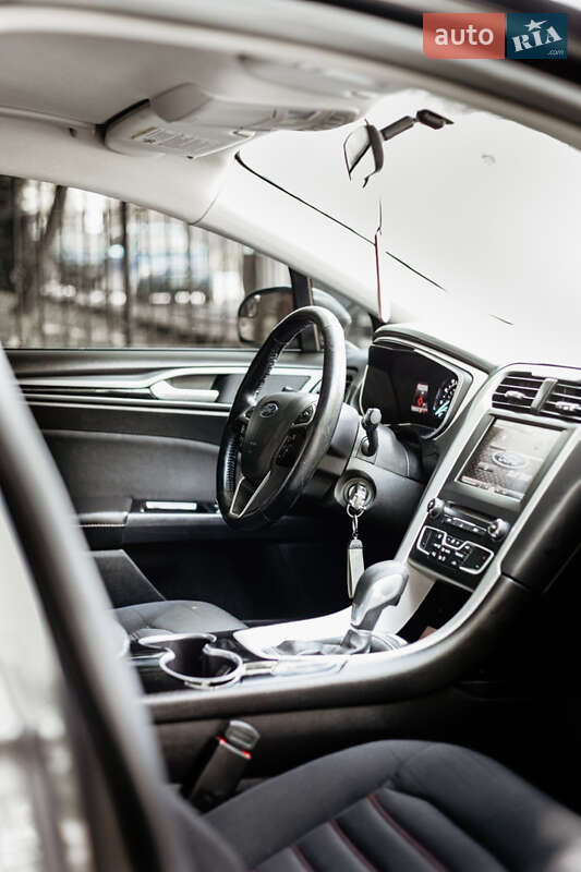 Седан Ford Fusion 2016 в Остроге