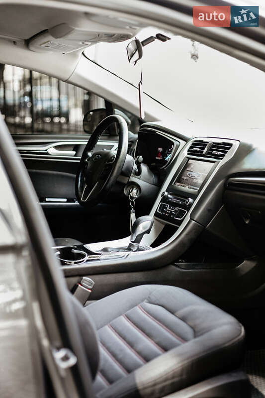 Седан Ford Fusion 2016 в Остроге