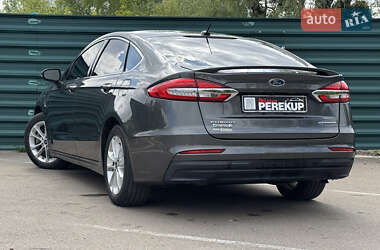 Седан Ford Fusion 2019 в 