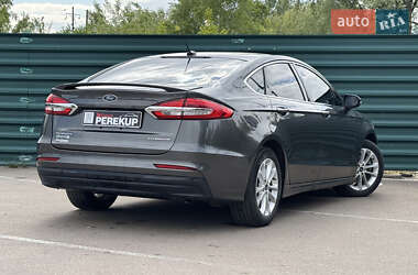 Седан Ford Fusion 2019 в 