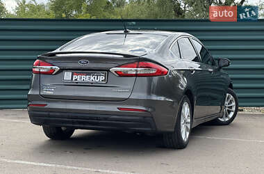 Седан Ford Fusion 2019 в 