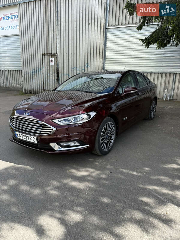 Седан Ford Fusion 2016 в 