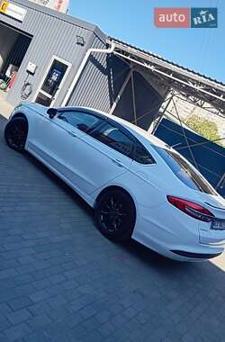 Седан Ford Fusion 2017 в 