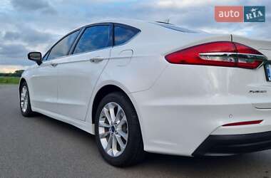 Седан Ford Fusion 2019 в 