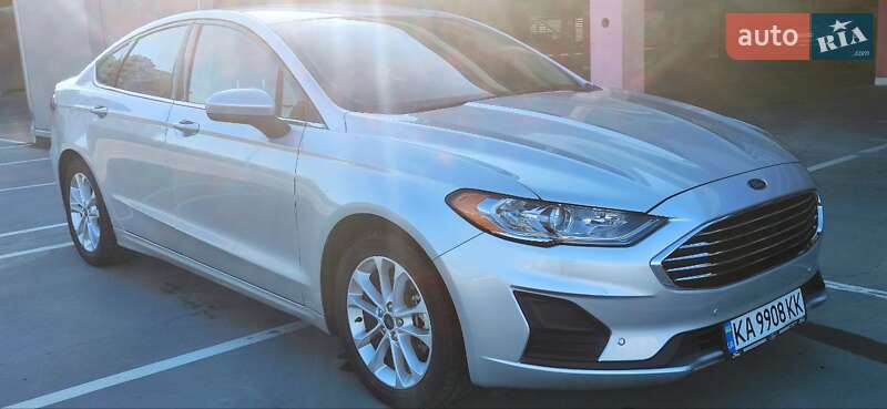 Седан Ford Fusion 2018 в 